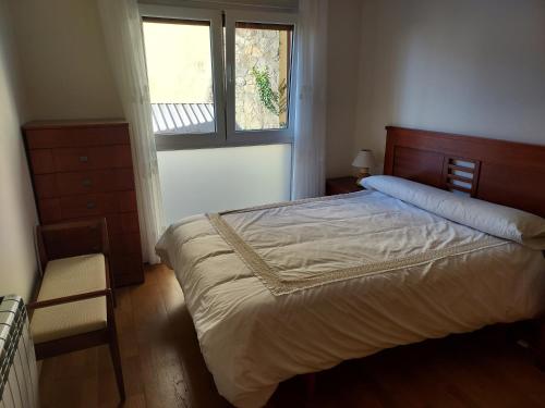 Un dormitorio con una cama grande y una ventana en Apartamento con jardín, en Lira