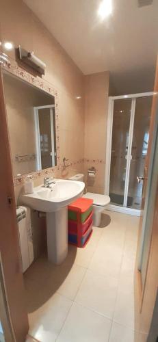 a bathroom with a sink and a tub and a toilet at Apartamento el Peral A in Colombres