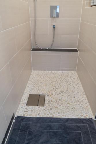 Koupelna v ubytování Modernes 3-Zimmer Loft mit Balkon Hennesee 5 min