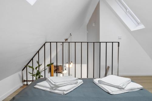 een kamer met een bed met twee witte kussens bij Modernes 3-Zimmer Loft Eslohe Hennesee 5 min in Eslohe