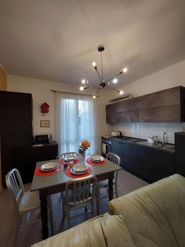 sala de estar con mesa y cocina en Ca Da Edda en Calice Ligure