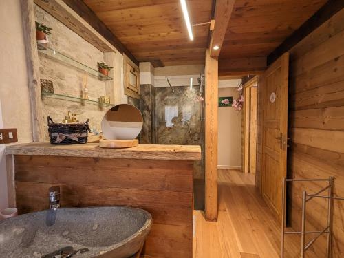 uma casa de banho com um lavatório e uma banheira em Casa Nenella em Paesana