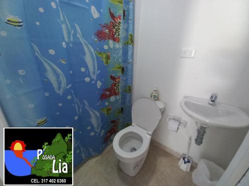 a bathroom with a toilet and a sink at Posada Lia Centro in Providencia