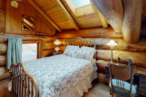 1 dormitorio con 1 cama en una cabaña de madera en The Lodge in the Valley of the Moon, en Carnation