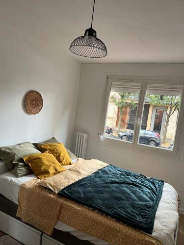 une chambre avec un lit et une fenêtre dans l'établissement Rouen Quai de Seine // Proche DOCKS // Proche des Transports // Calme et Agréable, à Rouen