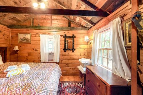 - une chambre avec un lit dans une cabane en bois dans l'établissement Beach Camp, à Eastham