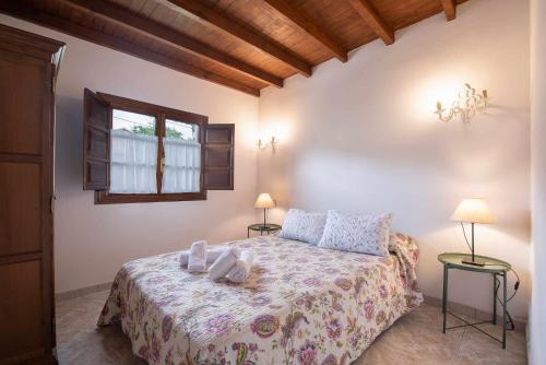 RalesにあるCasa vacacional Carmenのベッドルーム1室(ベッド1台、テーブル2台、ランプ2つ付)