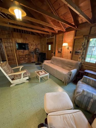 TV a/nebo společenská místnost v ubytování RESTAWHILE LIMIT 6 cabin