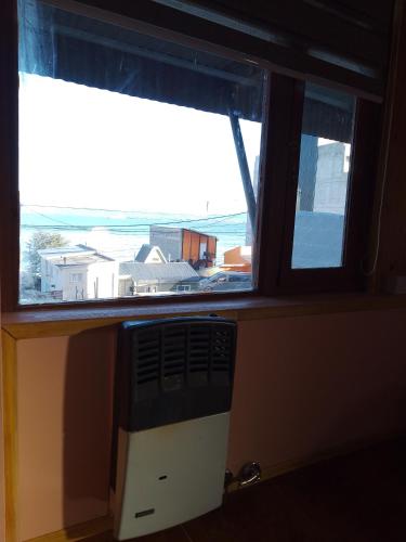 una ventana con aire acondicionado frente a ella en Lecao en Ushuaia