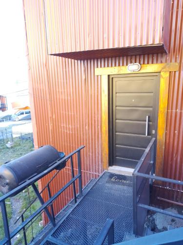 una puerta a un edificio con garaje en Lecao en Ushuaia