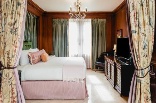 Pontchartrain Hotel St. Charles Avenue Image