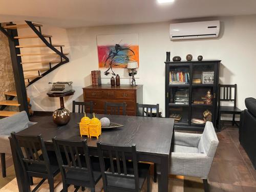 Casa De Santo Andre في مونكاو: غرفة طعام مع طاولة وكراسي سوداء