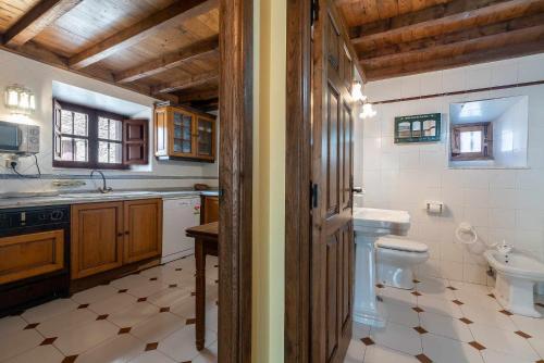 un bagno con un water e un lavandino di Casa vacacional Dario a Rales