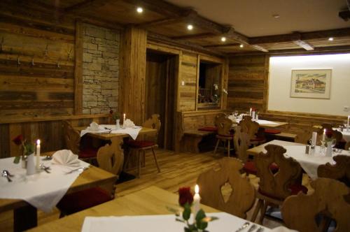 ein Restaurant mit Tischen und Stühlen in einem Zimmer in der Unterkunft Gasthof Metzgerwirt in Regenstauf