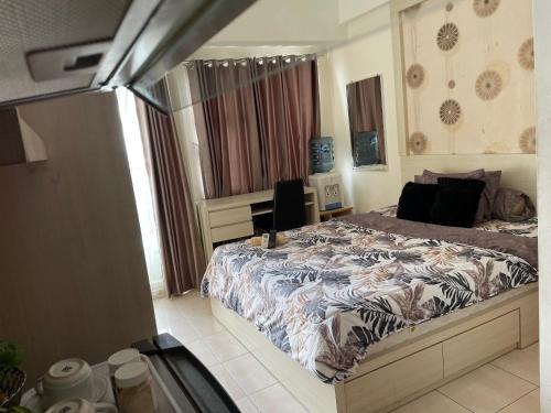 ein Schlafzimmer mit einem Bett und einem Schreibtisch. in der Unterkunft Apartemen Margonda Residence 3 Depok in Kemirimuka Dua