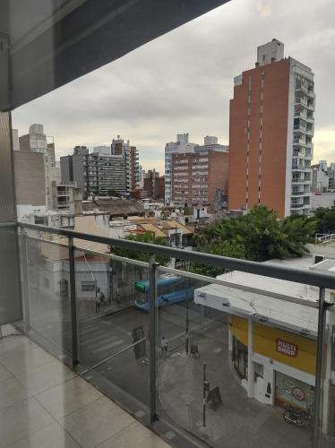 desde el balcón de un edificio con vistas a la ciudad en Departamento equipado Frente al Sanatorio de la Mujer en Rosario