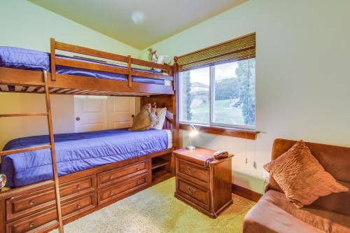 a bedroom with bunk beds and a couch at Bay View in Manson