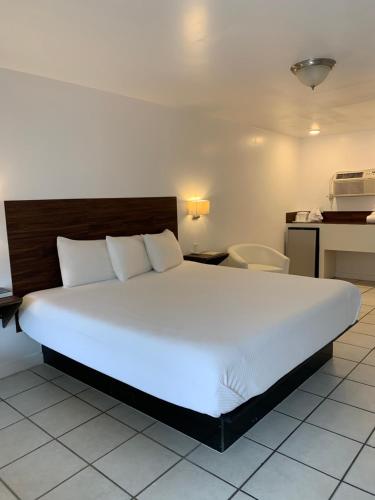 Postel nebo postele na pokoji v ubytování Banana Peel Resort