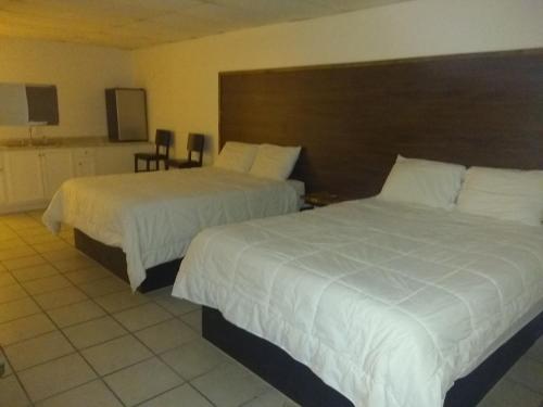 Een bed of bedden in een kamer bij Banana Peel Resort