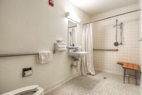 y baño con aseo, lavabo y ducha. en Motel 6-San Diego, CA - North, en San Diego