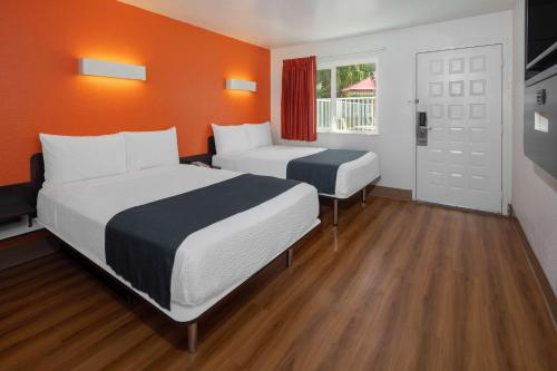 Motel 6-Carpinteria, CA - Santa Barbara - Southにあるベッド