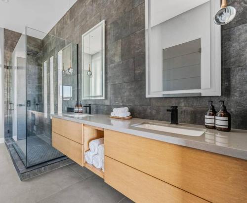 La salle de bains est pourvue d'un lavabo et d'une douche en verre. dans l'établissement Mountain View Paradise -POOL & SPA, à Yucca Valley