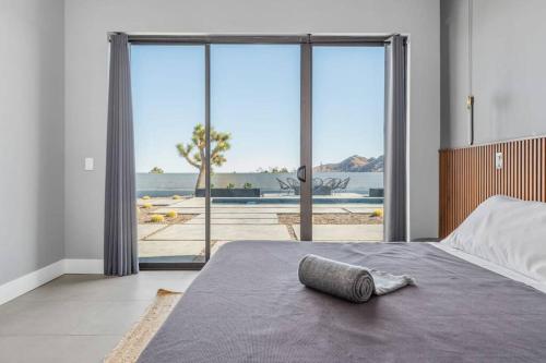 - une chambre avec un lit et une vue sur l'océan dans l'établissement Mountain View Paradise -POOL & SPA, à Yucca Valley
