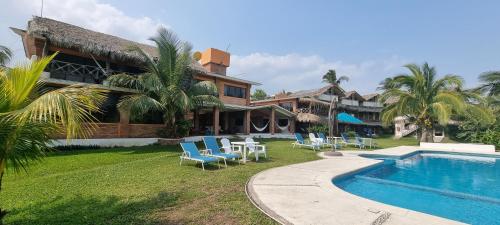 une maison avec une piscine à côté d'un complexe dans l'établissement Hotel Taboga Eco Boutique & Spa Costa Esmeralda, à Monte Gordo