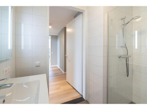 Ένα μπάνιο στο Stylish Marina Loft w Balcony