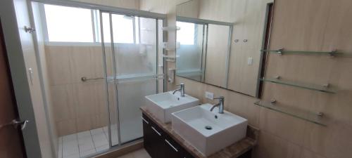 Vonios kambarys apgyvendinimo įstaigoje Cotis Apartment