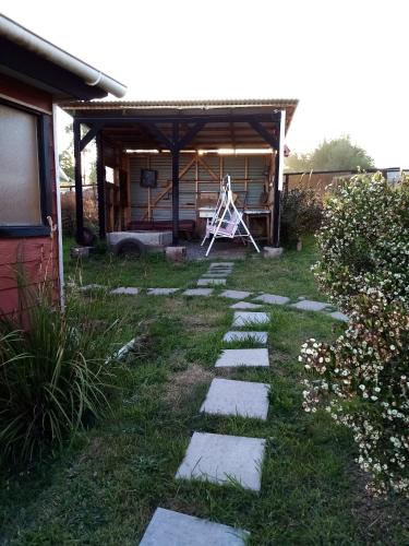 a walkway in the yard of a house at Cabañas Rincón de Ten Ten in Castro