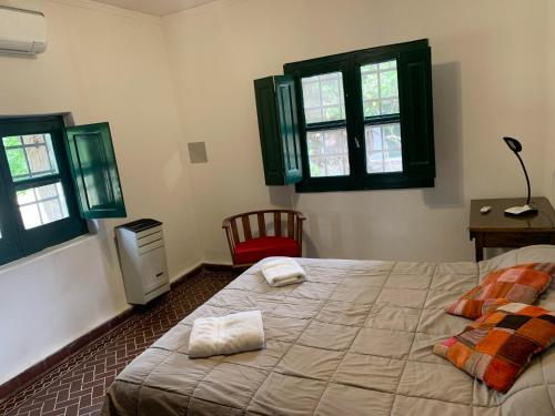 ein Schlafzimmer mit einem Bett mit zwei Handtüchern darauf in der Unterkunft Las Marias in Tandil