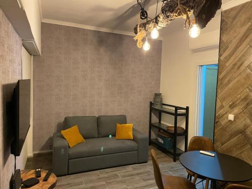 a living room with a couch and a table at Ambientes do Rio Home in Sacavém