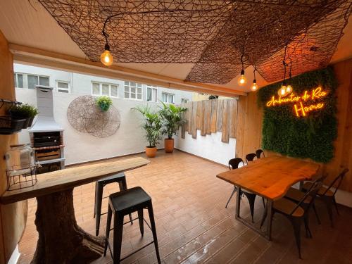 a dining room with a wooden table and chairs at Ambientes do Rio Home in Sacavém