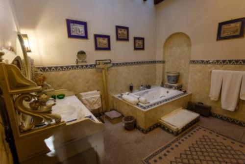 een grote badkamer met een bad en een wastafel bij Casa Laurel Oaxaca in Oaxaca City