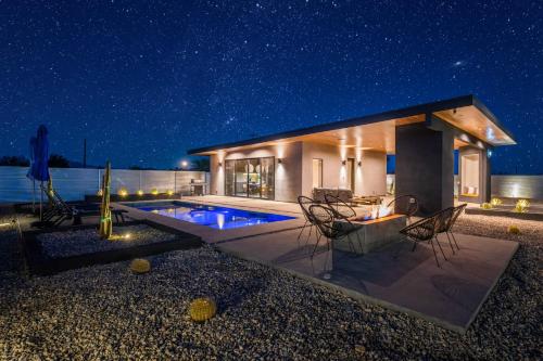 Desert Escape- w Pool & Spa