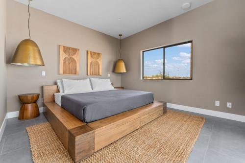 Ένα ή περισσότερα κρεβάτια σε δωμάτιο στο Desert Escape- w Pool & Spa