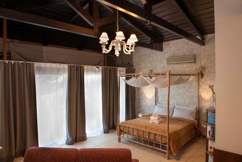 - une chambre avec un lit à baldaquin et un lustre dans l'établissement A'Luggetella, à Naples