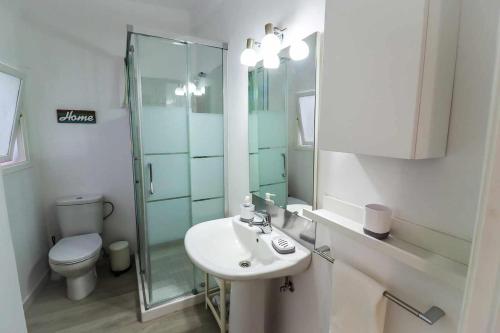 bagno con lavandino, doccia e servizi igienici di Rentaliday Wild Pris a El Pris