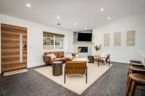 Modern Desert Oasis w Pool & Jacuzzi – Photos 3