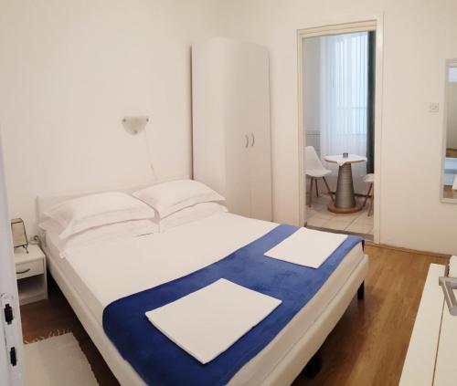 een wit en blauw bed in een kamer bij Apartments with parking space Podaca, Makarska - 10439 in Podaca