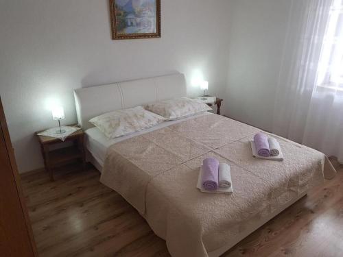 sypialnia z łóżkiem z 2 kapciami w obiekcie Apartment Tomljanovic w mieście Senj