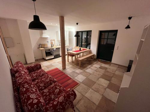 een woonkamer met een bank en een tafel bij Broockhof Ferienwohnung unterm Sternenhimmel in Mecklenburg in Reimershagen