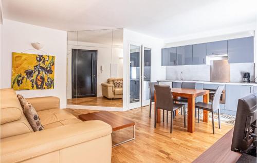 un salon et une cuisine avec un canapé et une table dans l'établissement 1 Bedroom Amazing Apartment In Cannes, à Cannes