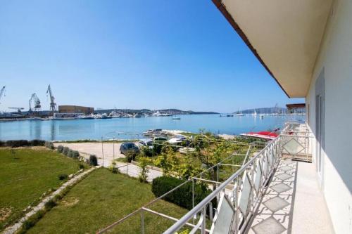 ein Balkon mit Blick aufs Wasser in der Unterkunft House Ivica in Trogir