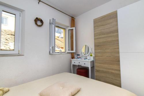 um quarto com uma cama, uma janela e um lavatório em House Lea em Igrane