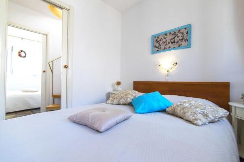 białe łóżko z dwoma poduszkami w obiekcie House Lea w mieście Igrane