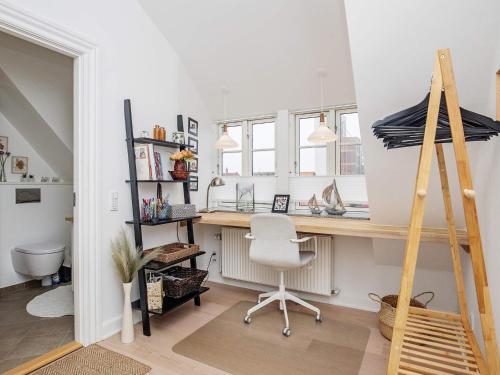 un bureau avec un bureau et une échelle dans l'établissement Holiday home Rudkøbing XX, à Rudkøbing