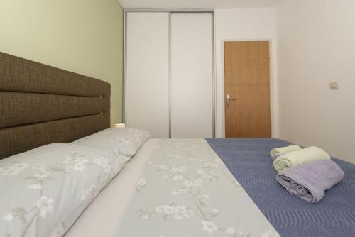 ein Schlafzimmer mit einem Bett mit zwei Handtüchern darauf in der Unterkunft Apartments Max in Ražanac