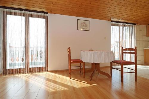 ein Esszimmer mit einem Tisch und 2 Stühlen in der Unterkunft Apartments Boris in Vodice